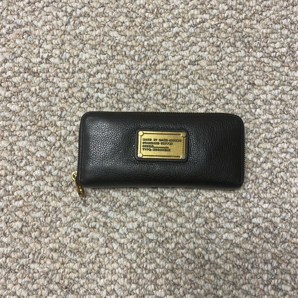 Marc Jacobs black leather wallet with gold hardware great condition